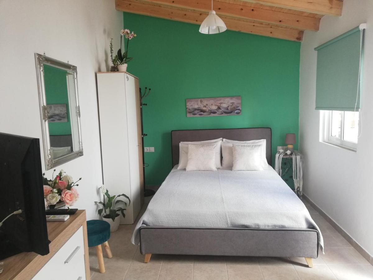Small Studio With Yard Chania  Екстер'єр фото